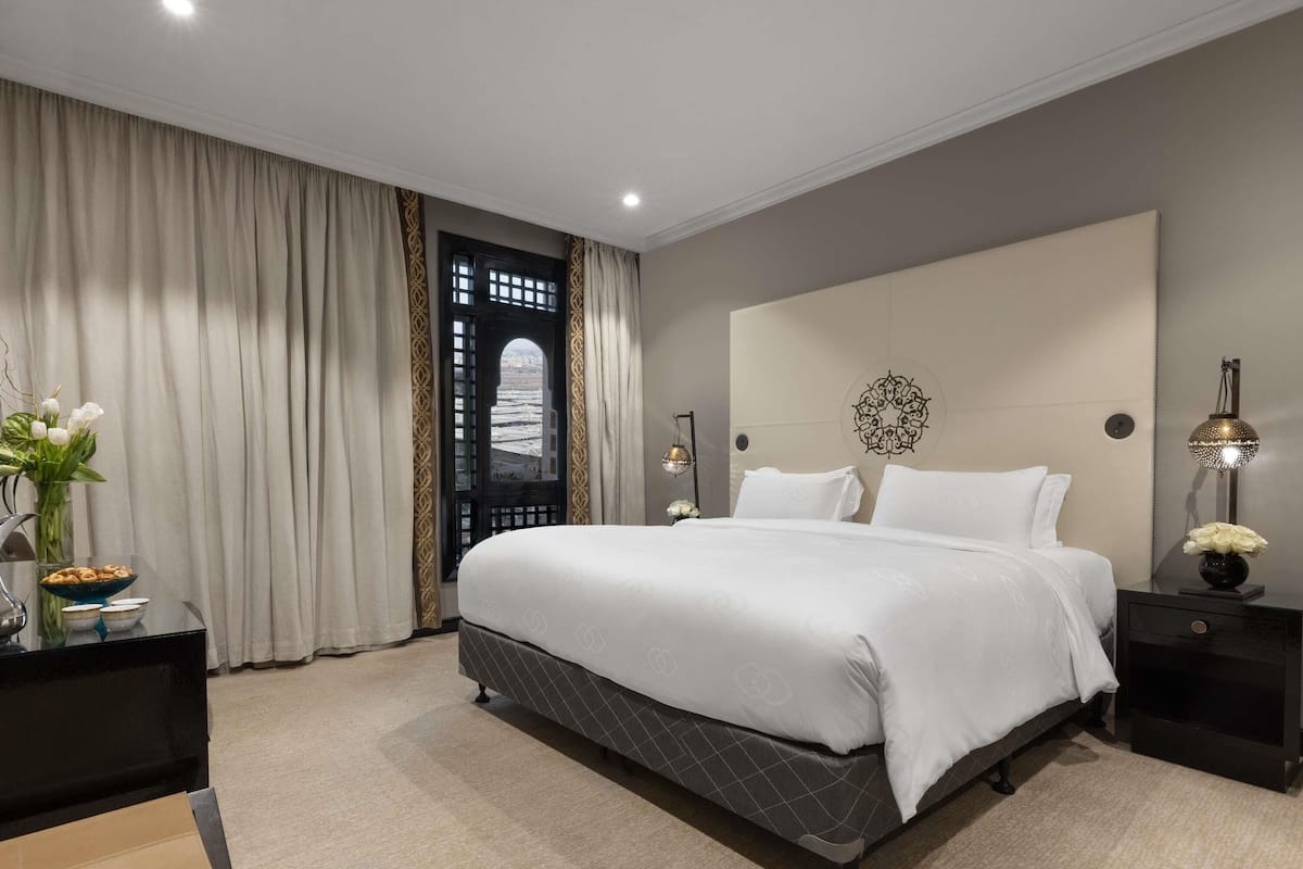 Rom – superior, 1 kingsize-seng (Partial Haram Plaza view) | Sengetøy av topp kvalitet, minibar (inkludert) og safe på rommet