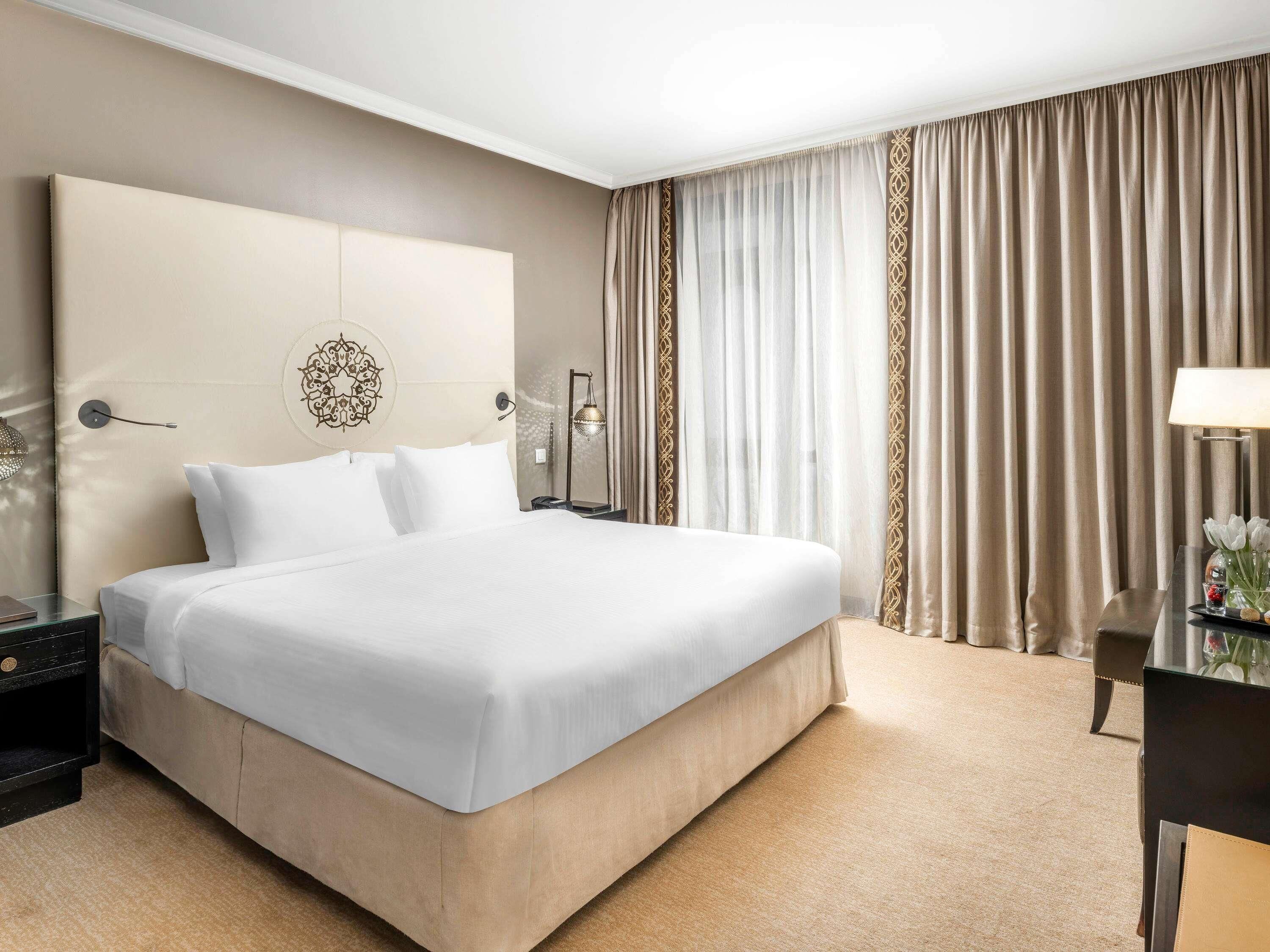 Hochwertige Bettwaren, kostenlose Minibar, Zimmersafe, Schreibtisch