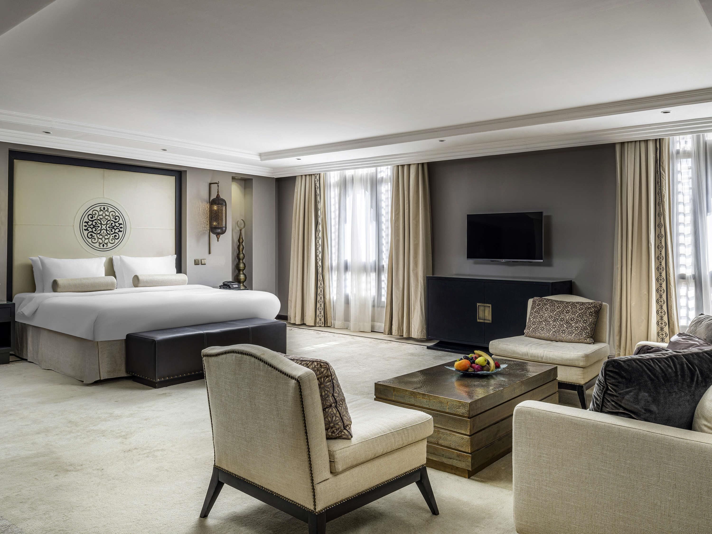 套房, 1 張特大雙人床 (Imperial - Harram Partial View) | 高級寢具、免費迷你吧、客房內保險箱、書桌