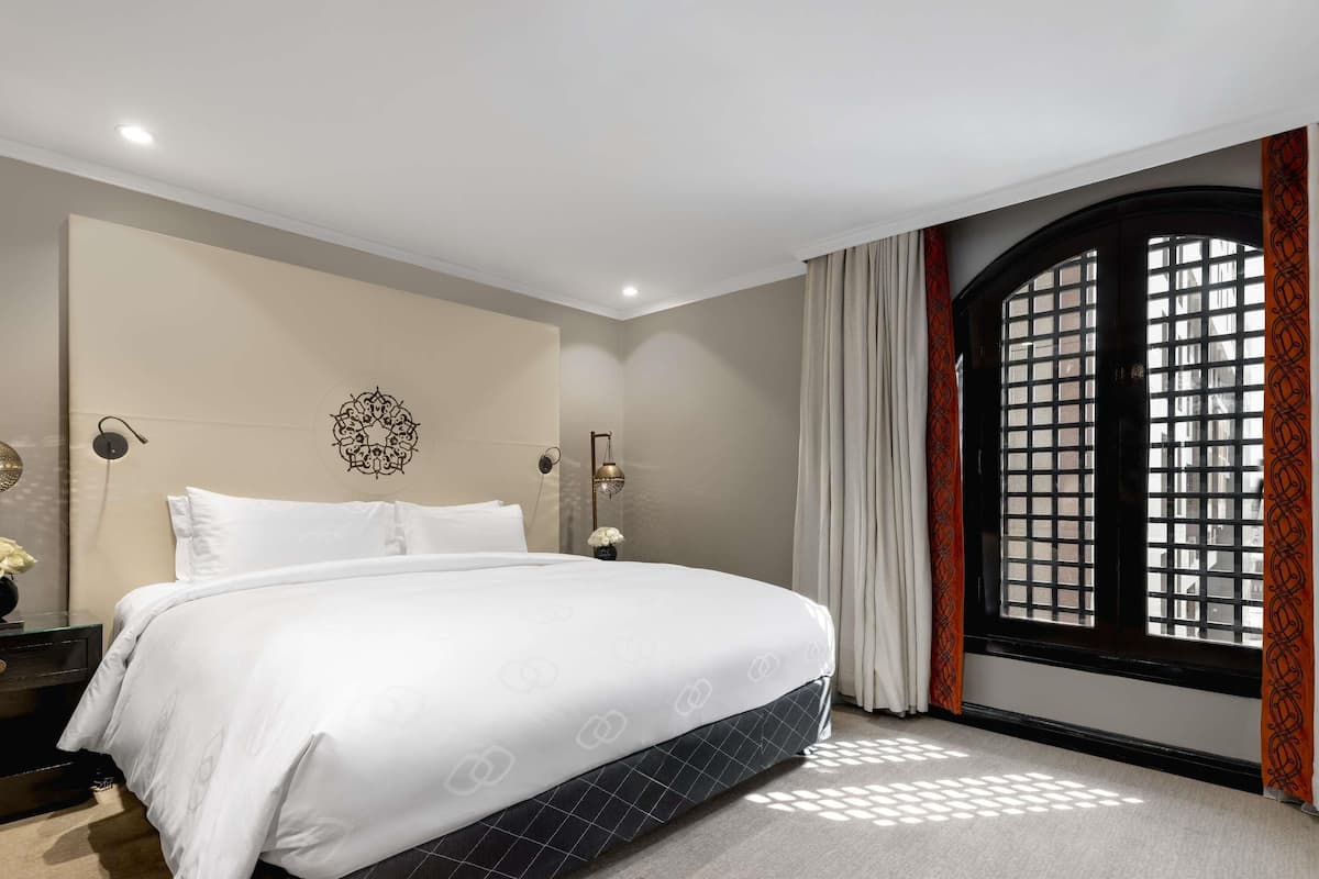 Deluxe Room, 1 King Bed (Club,Partial Haram Plaza view)