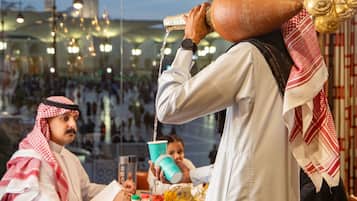 2 restaurantes; se sirve desayuno, almuerzo y cena