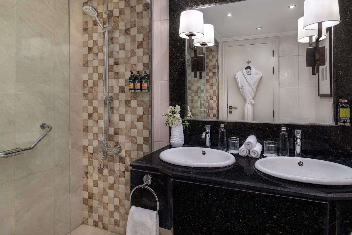 Bộ đồ giường cao cấp, minibar với thức uống miễn phí