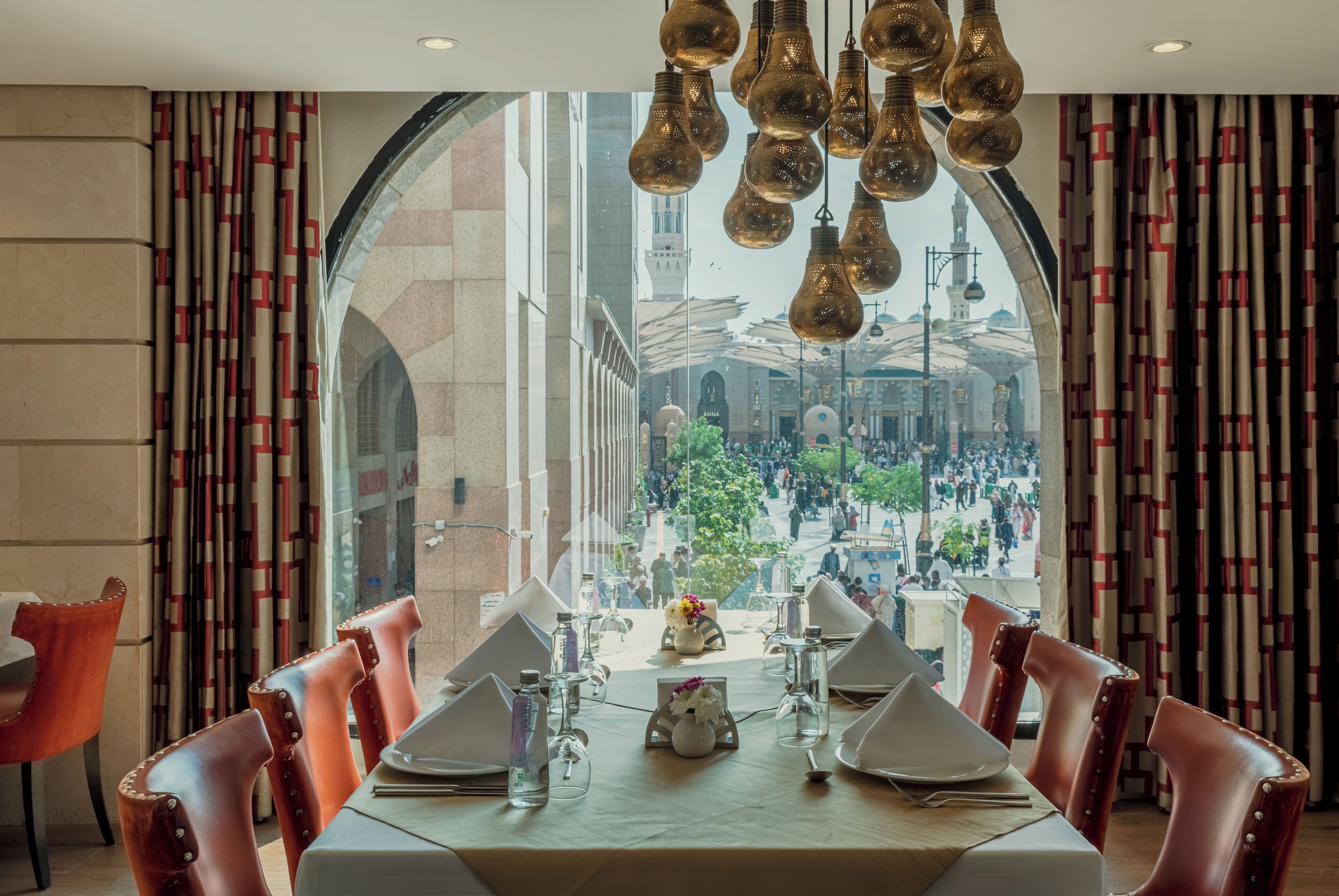 2 restaurants, breakfast served