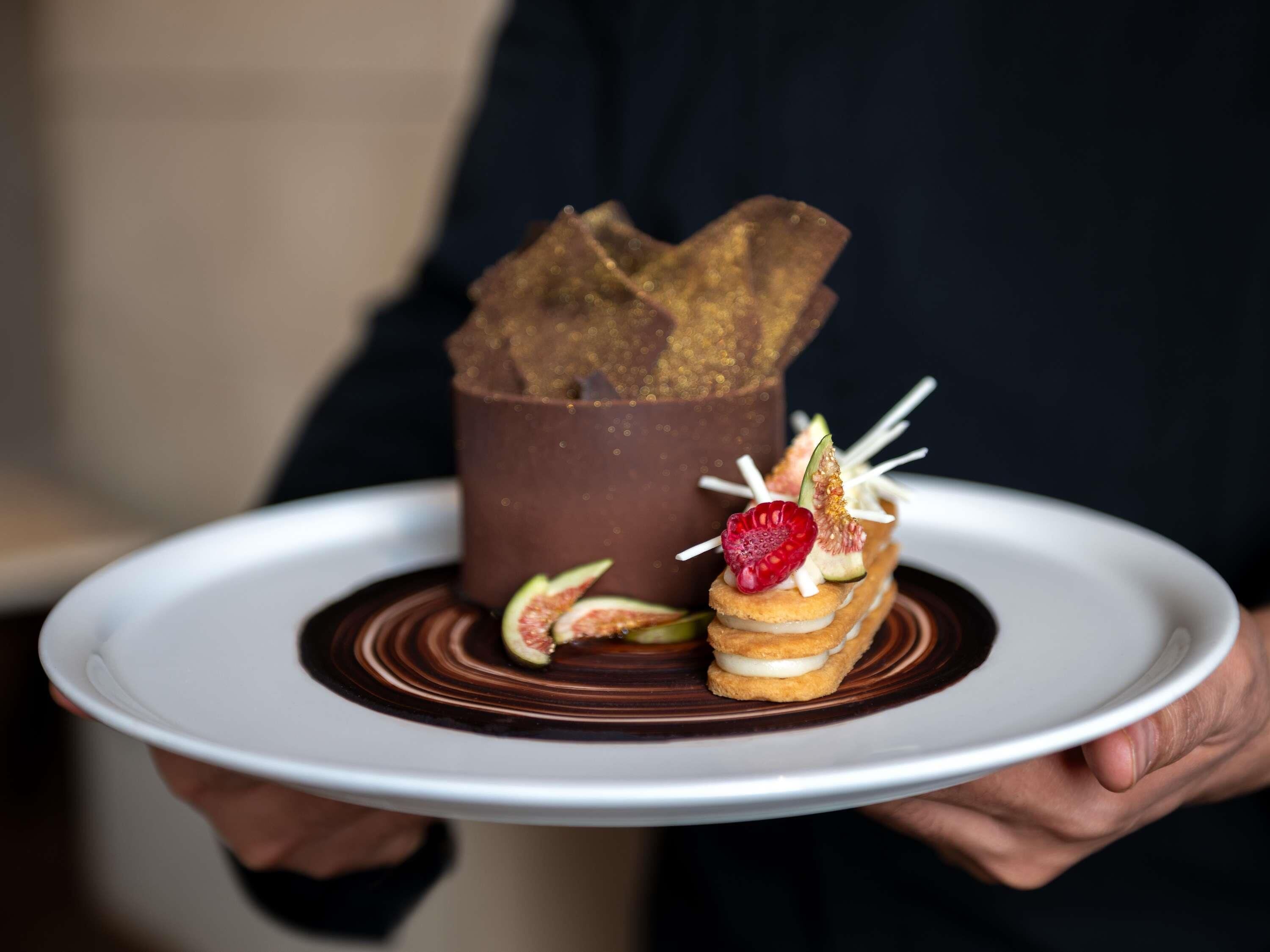 Een nagerechtenbord met chocoladetaart, vijgen en gebak.