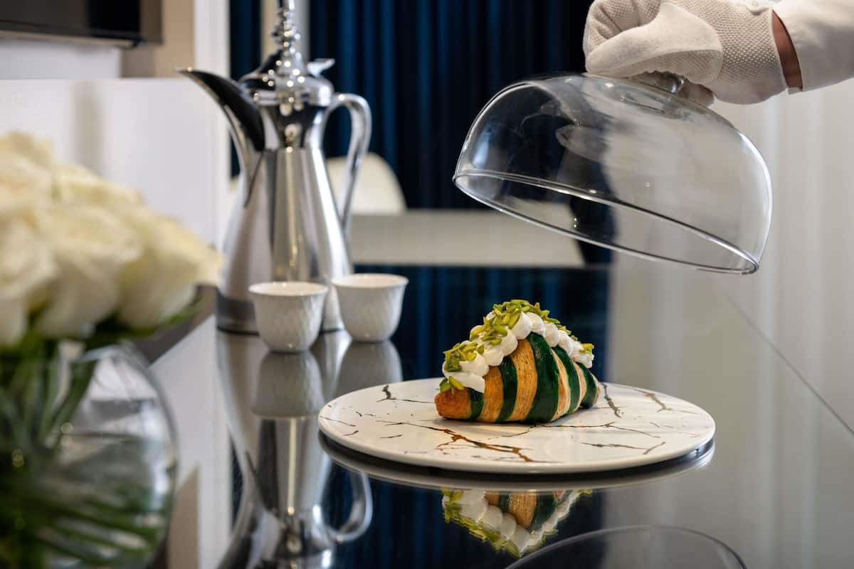 Premium bedding, free minibar, in-room safe, desk