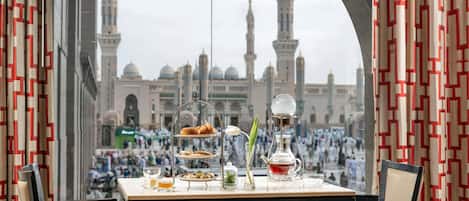 2 restaurants; breakfast, lunch and dinner served