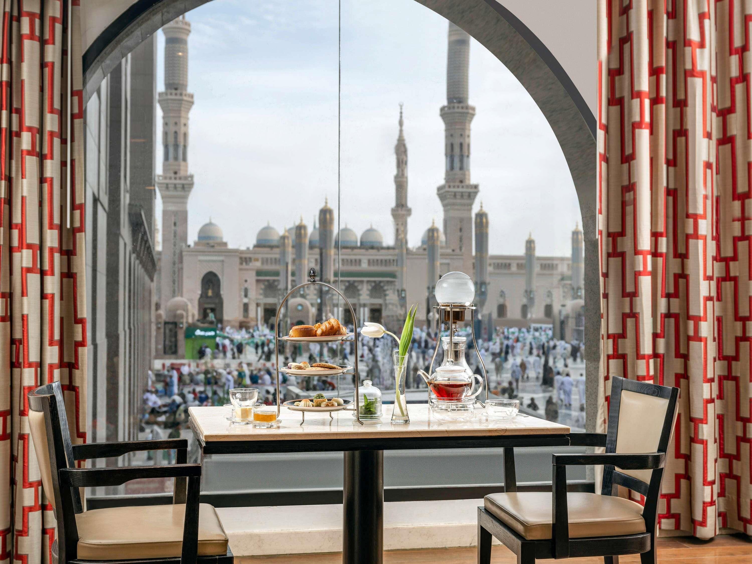 2 restaurants; breakfast, lunch, and dinner served