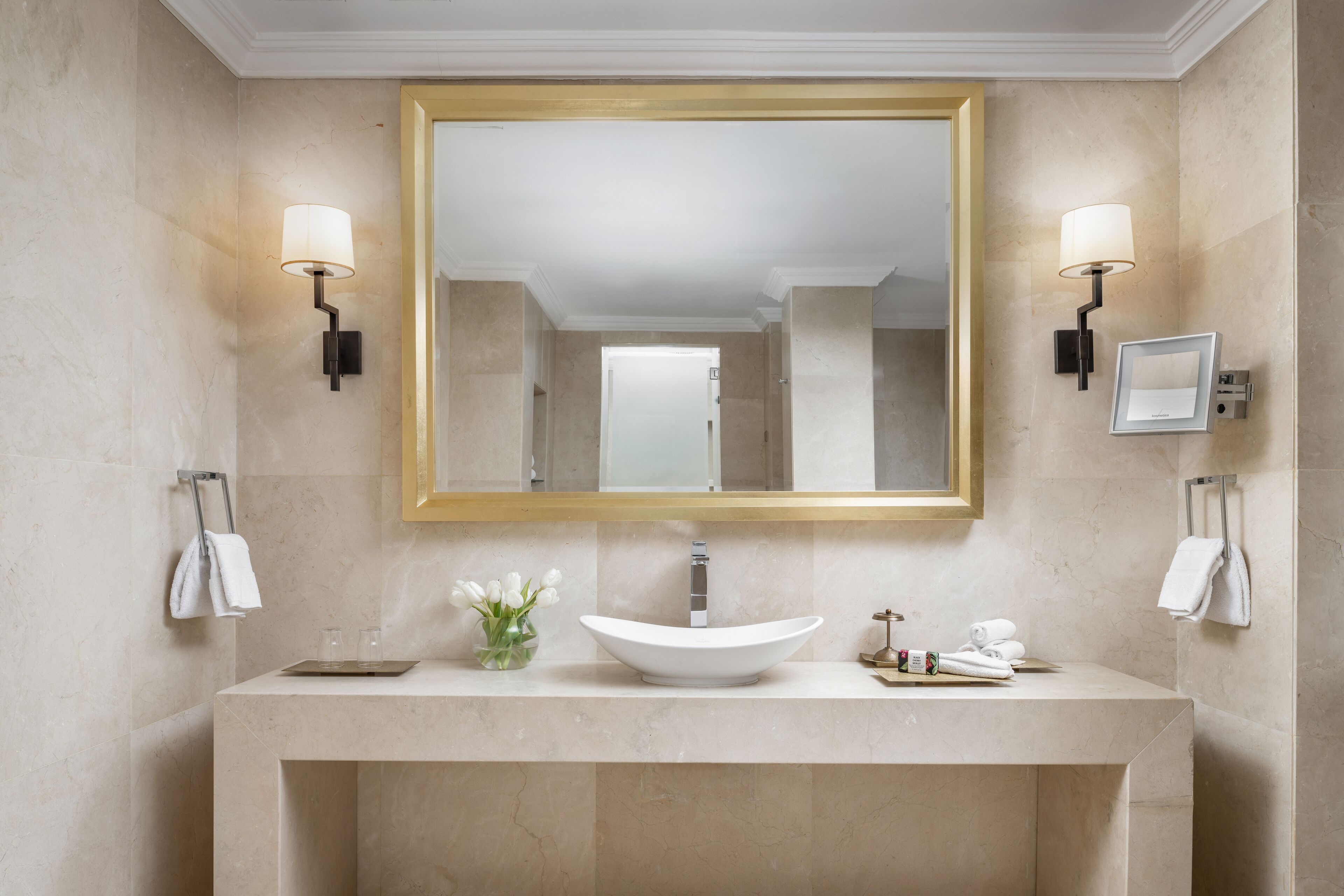 combined shower/bathtub, eco-friendly toiletries, hair dryer, slippers