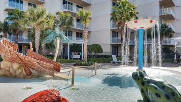 2 piscinas al aire libre, sombrillas, sillones reclinables de piscina