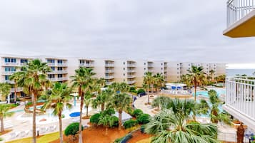 2 piscinas al aire libre, sombrillas, sillones reclinables de piscina