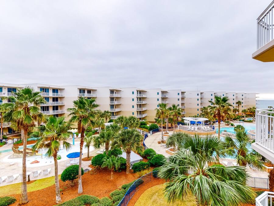 2 utomhuspooler, parasoller och solstolar