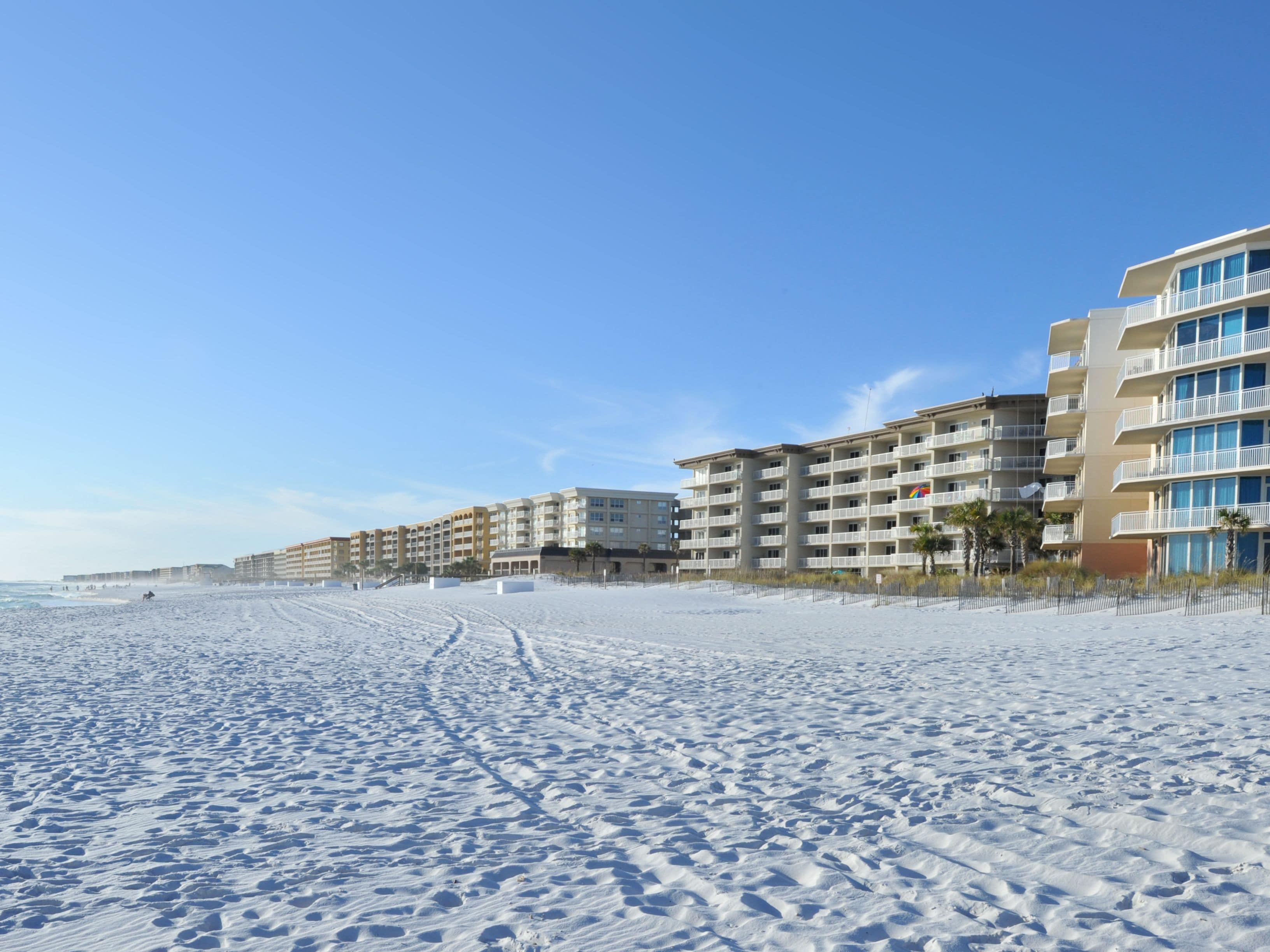 Pantai pribadi, pasir putih, dan ski air