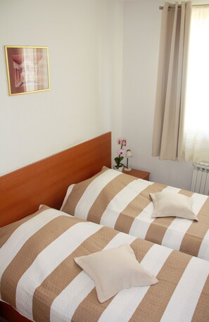 Basic Twin Room, 1 Bedroom | Blackout drapes, iron/ironing board, free WiFi - HoSTel Dujam (Split)