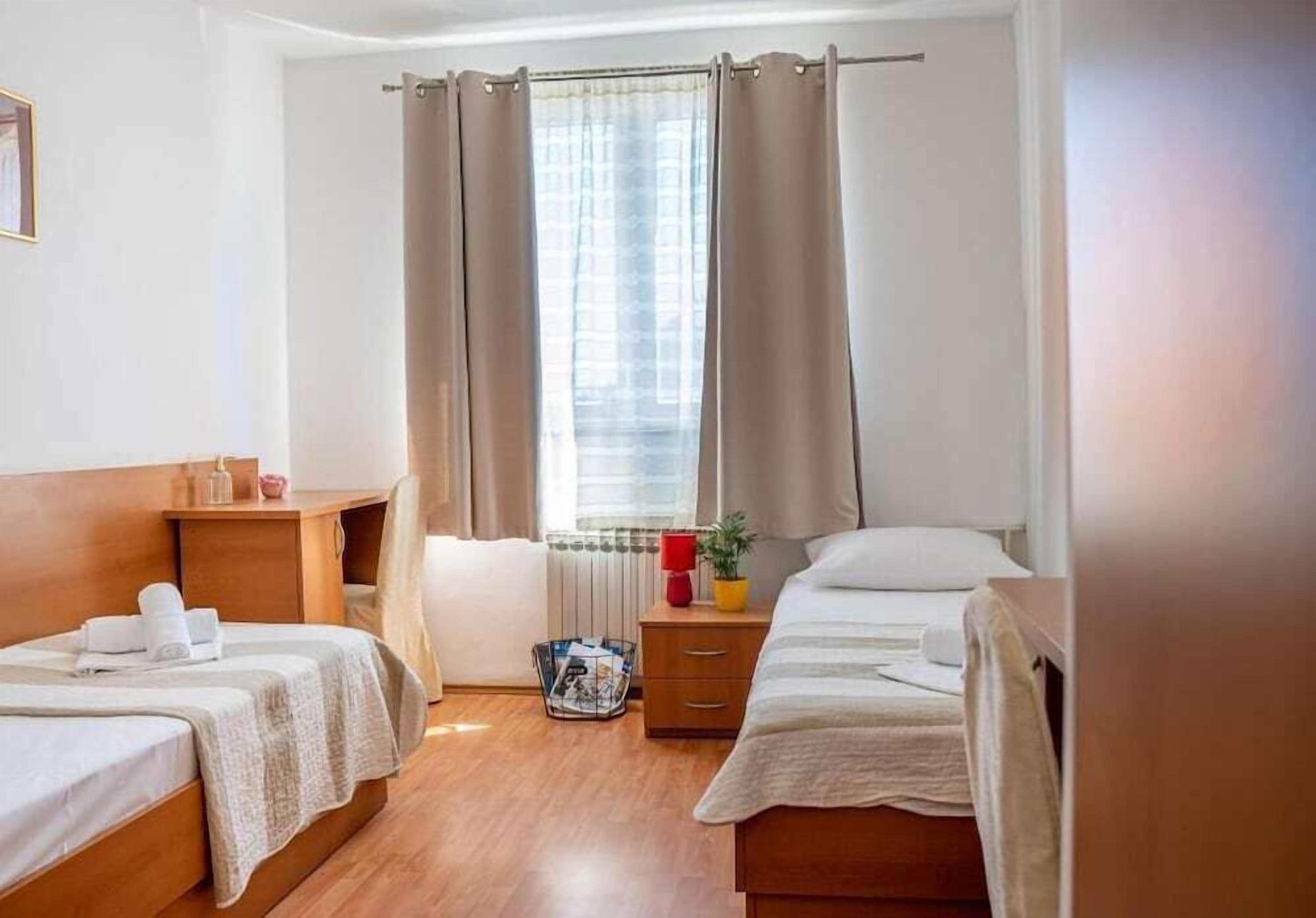 Cortinas blackout, tabla de planchar con plancha y wifi gratis 