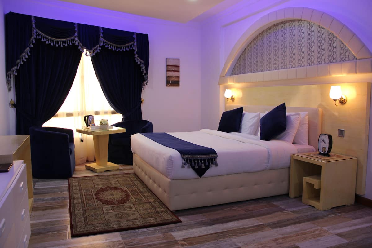 Hypo-allergenic bedding, in-room safe, desk