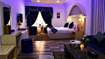 Junior Suite | Hypo-allergenic bedding, in-room safe, desk, iron/ironing board