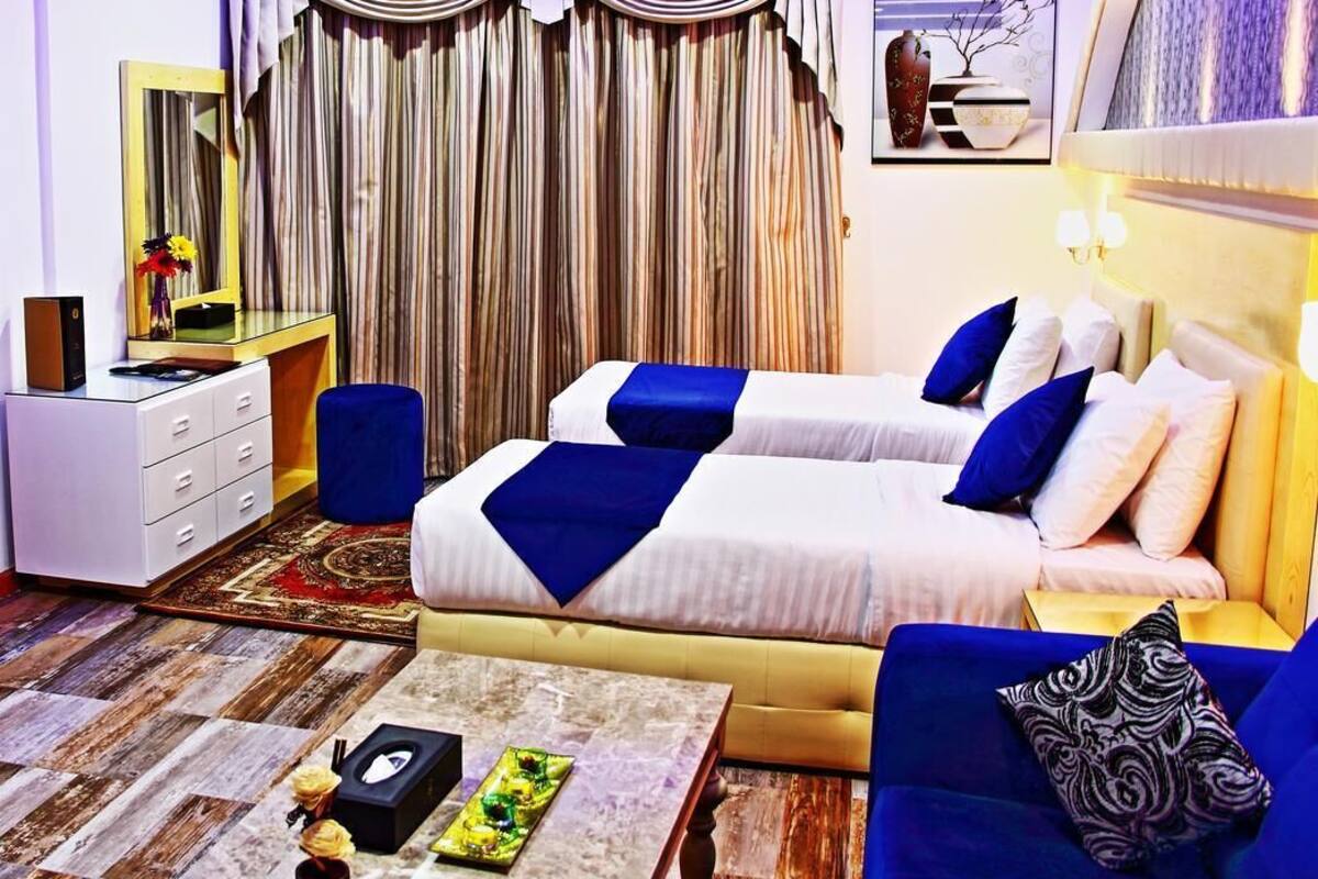 Hypo-allergenic bedding, in-room safe, desk