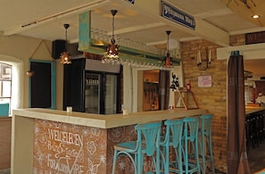 Bar (trong khuôn viên)