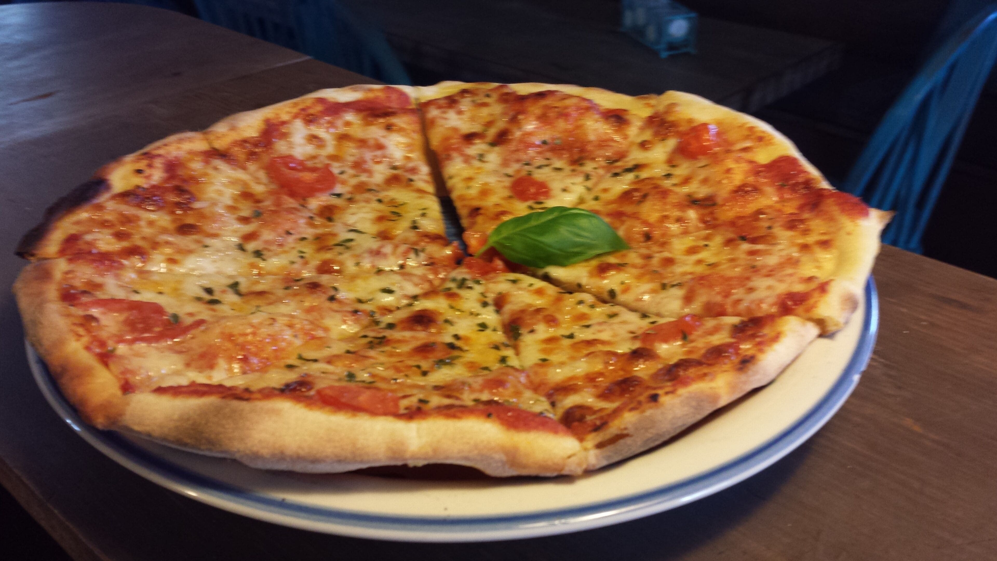 Pizza lautasella.