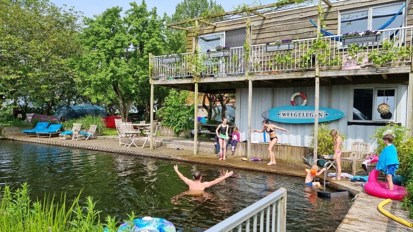 Een seizoensgebonden buitenzwembad, parasols voor strand/zwembad