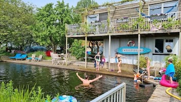 Een seizoensgebonden buitenzwembad, parasols voor strand/zwembad