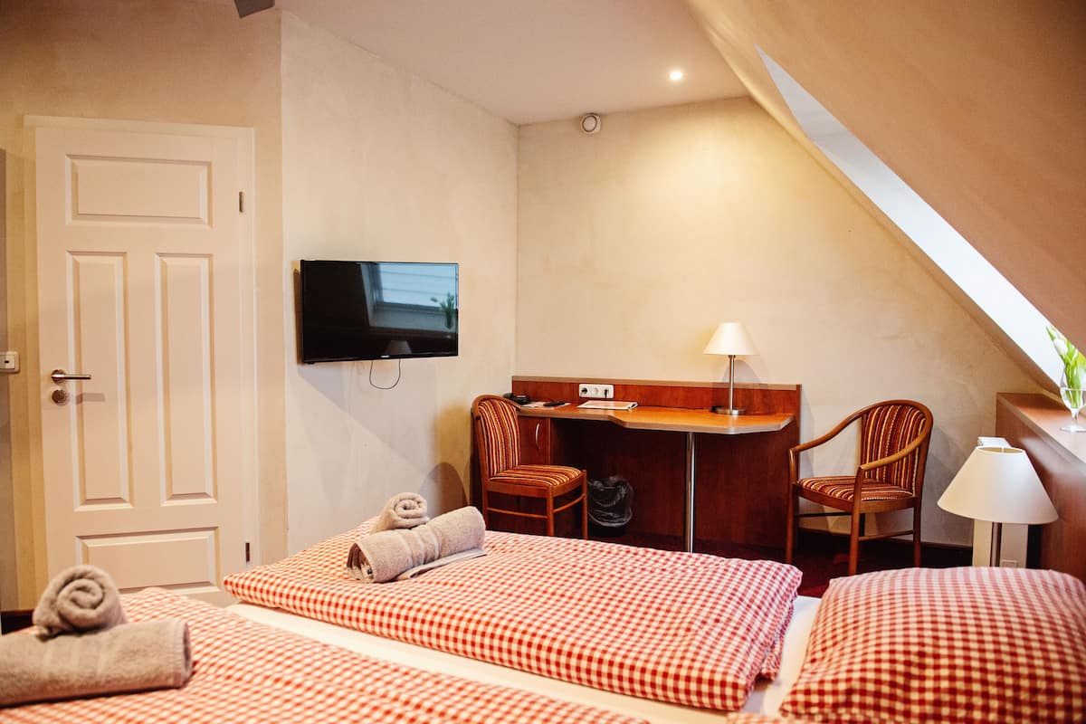 Senior tweepersoonskamer, 1 tweepersoonsbed, niet-roken | 1 slaapkamer, een minibar, een bureau, gratis wifi