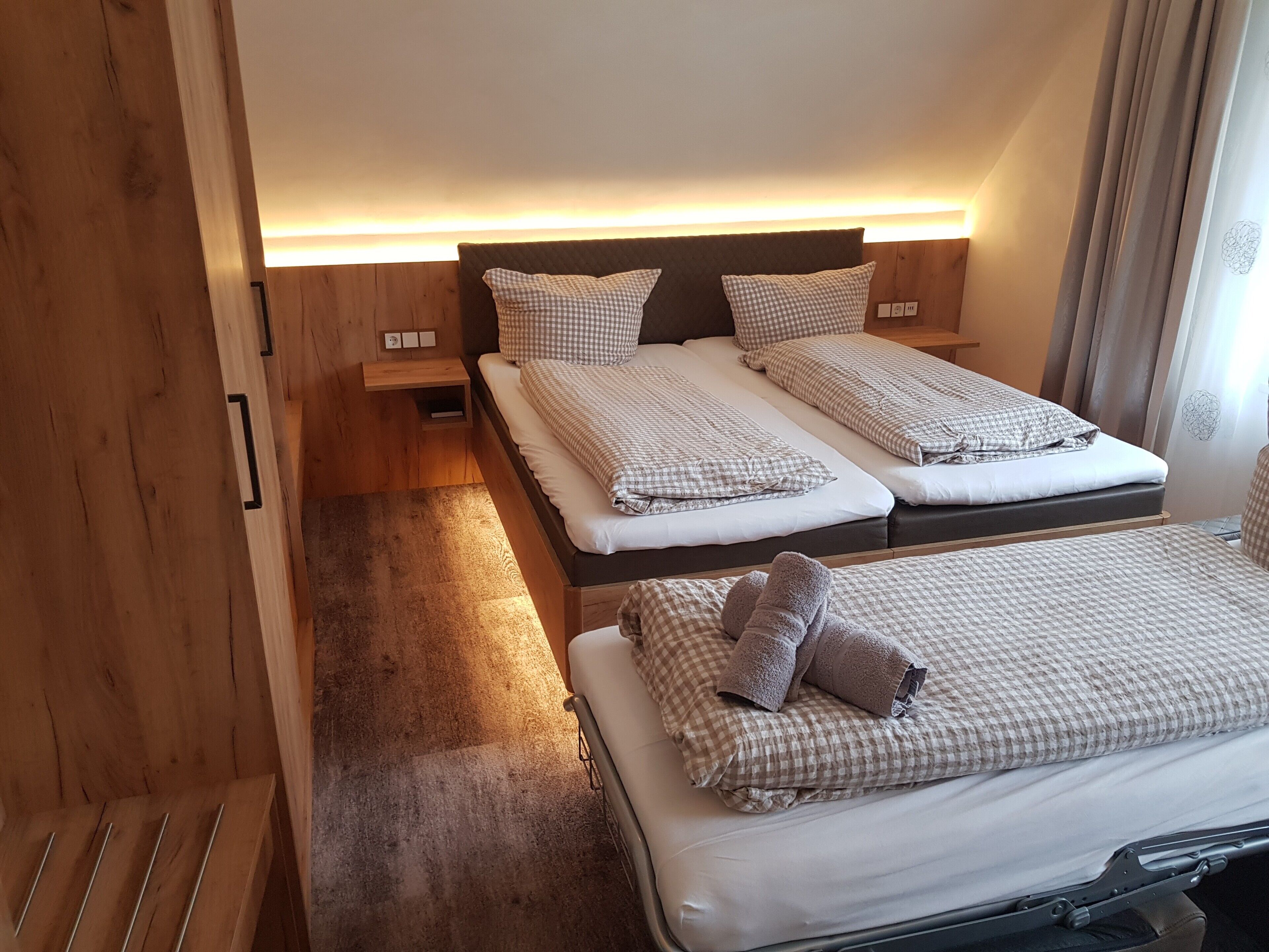 triple room, 1 double bed, non smoking | 1 bedroom, minibar, desk, free wifi