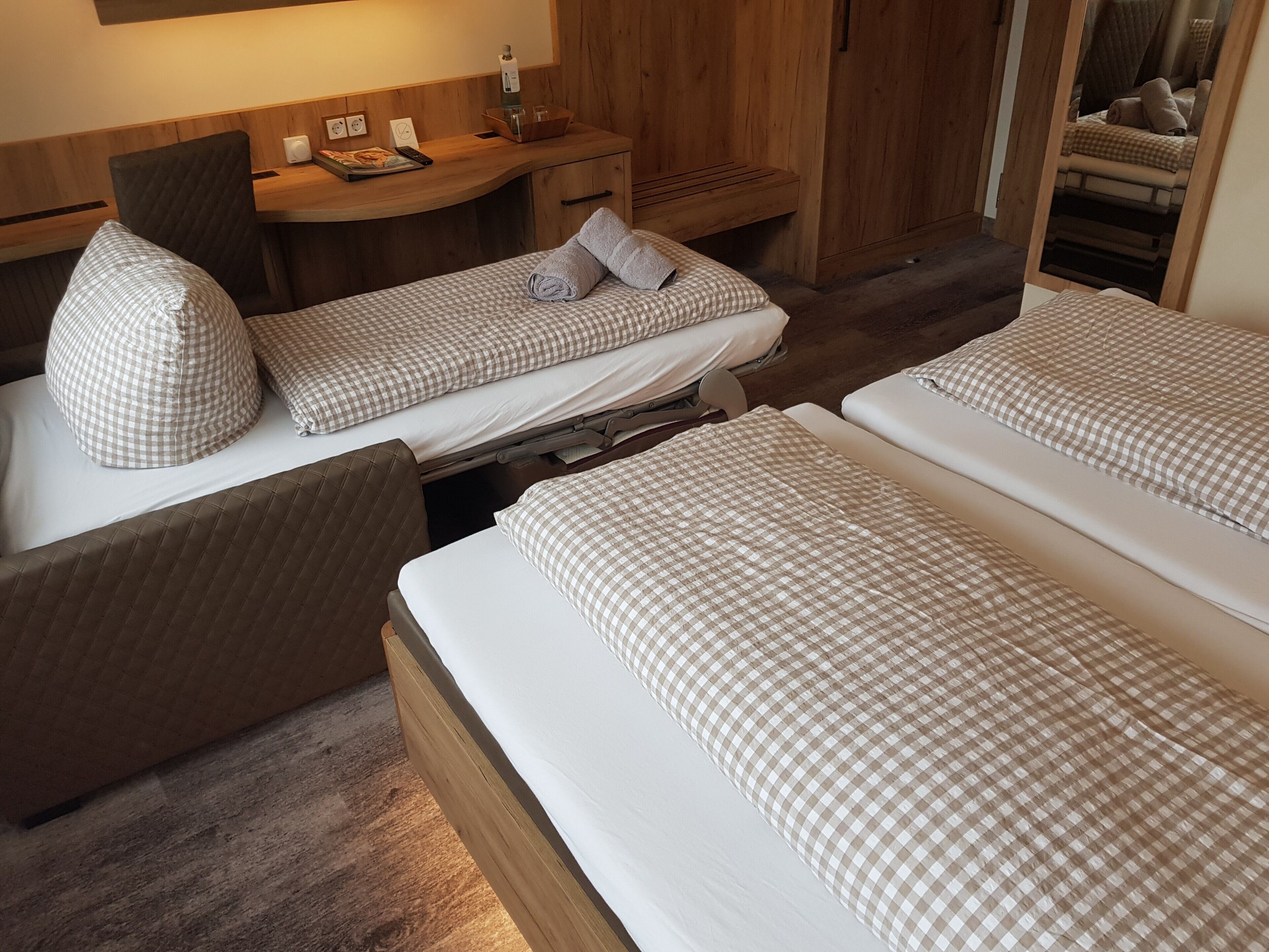 triple room, 1 double bed, non smoking | 1 bedroom, minibar, desk, free wifi