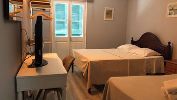 Un dormitorio con cama, escritorio y silla.