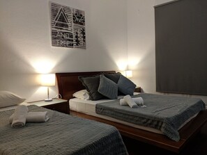 Pillowtop beds, free WiFi, bed sheets - Residencial Funchal (Funchal)
