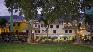 A restaurant named "O'Violino" with outdoor seating and a view of the cityscape. - Residencial Funchal (Funchal)