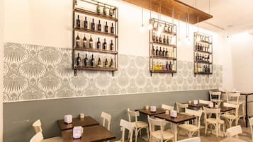 Bữa sáng đặc sản địa phương hàng ngày (4.00 EUR/mỗi người)