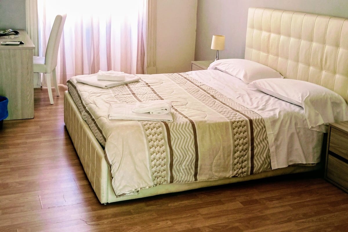 Minibar, una scrivania, insonorizzazione, ferro/asse da stiro