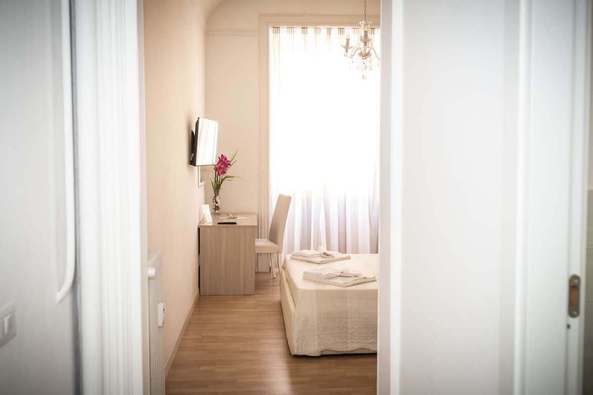 Minibar, una scrivania, insonorizzazione, ferro/asse da stiro