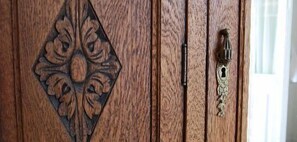 A wooden door with a diamond-shaped carved design and a brass door handle. - Tiana Buenos Aires (Buenos Aires)