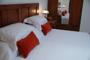 Minibar, in-room safe, desk, iron/ironing board