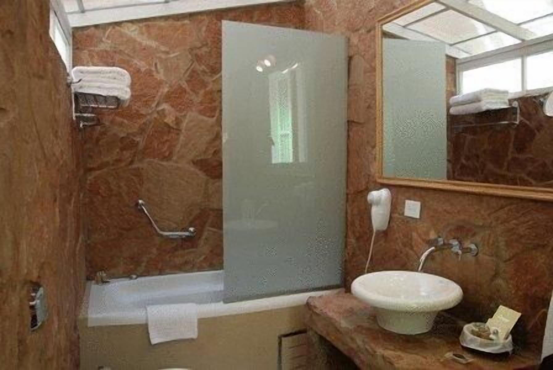 combined shower/bathtub, jetted bath, free toiletries, hair dryer