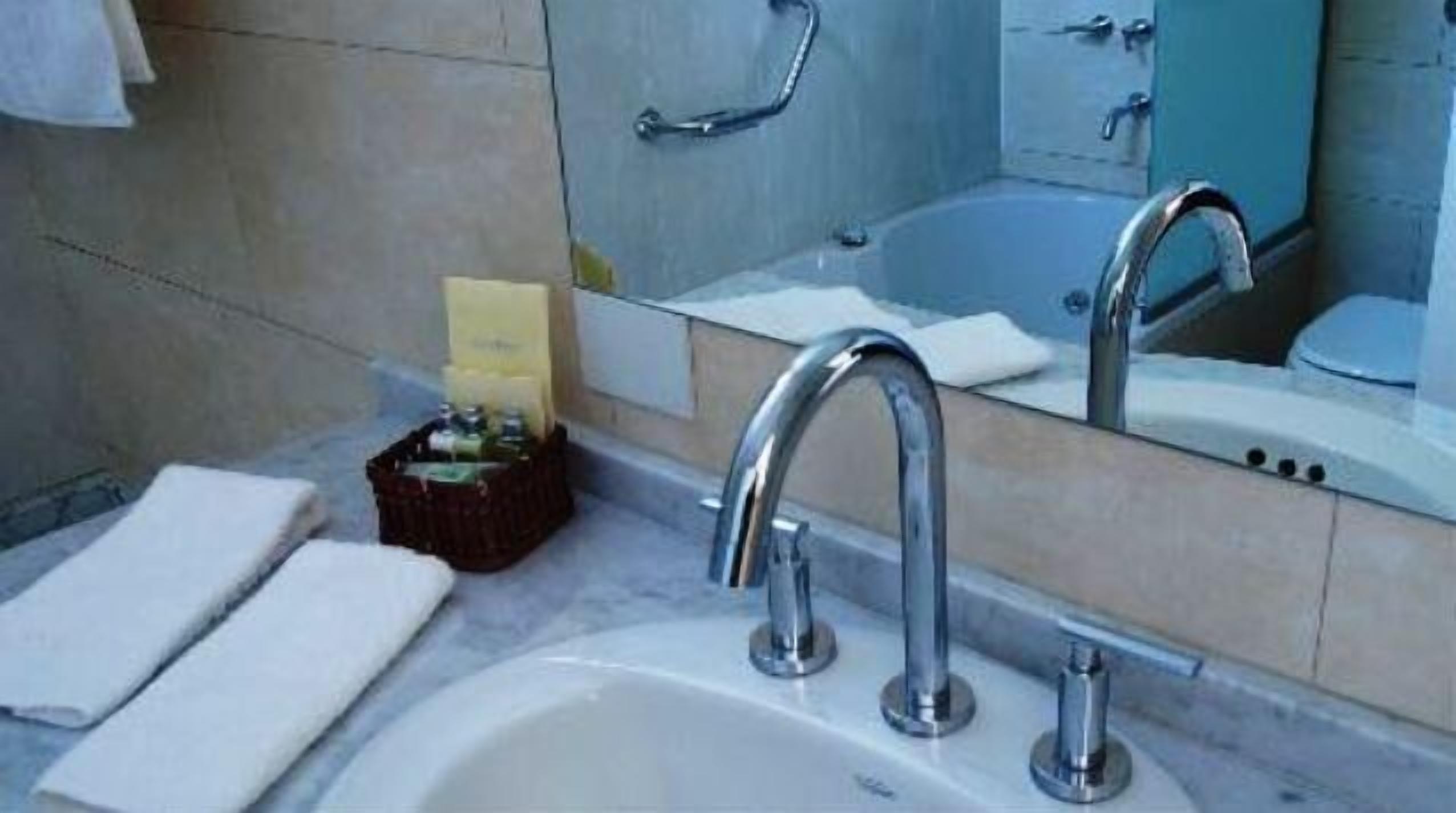 standard double or twin room | bathroom | combined shower/bathtub, jetted bath, free toiletries, hair dryer