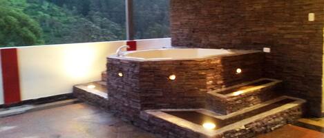 Ansiktsbehandlinger, manikyr og pedikyr og massasje