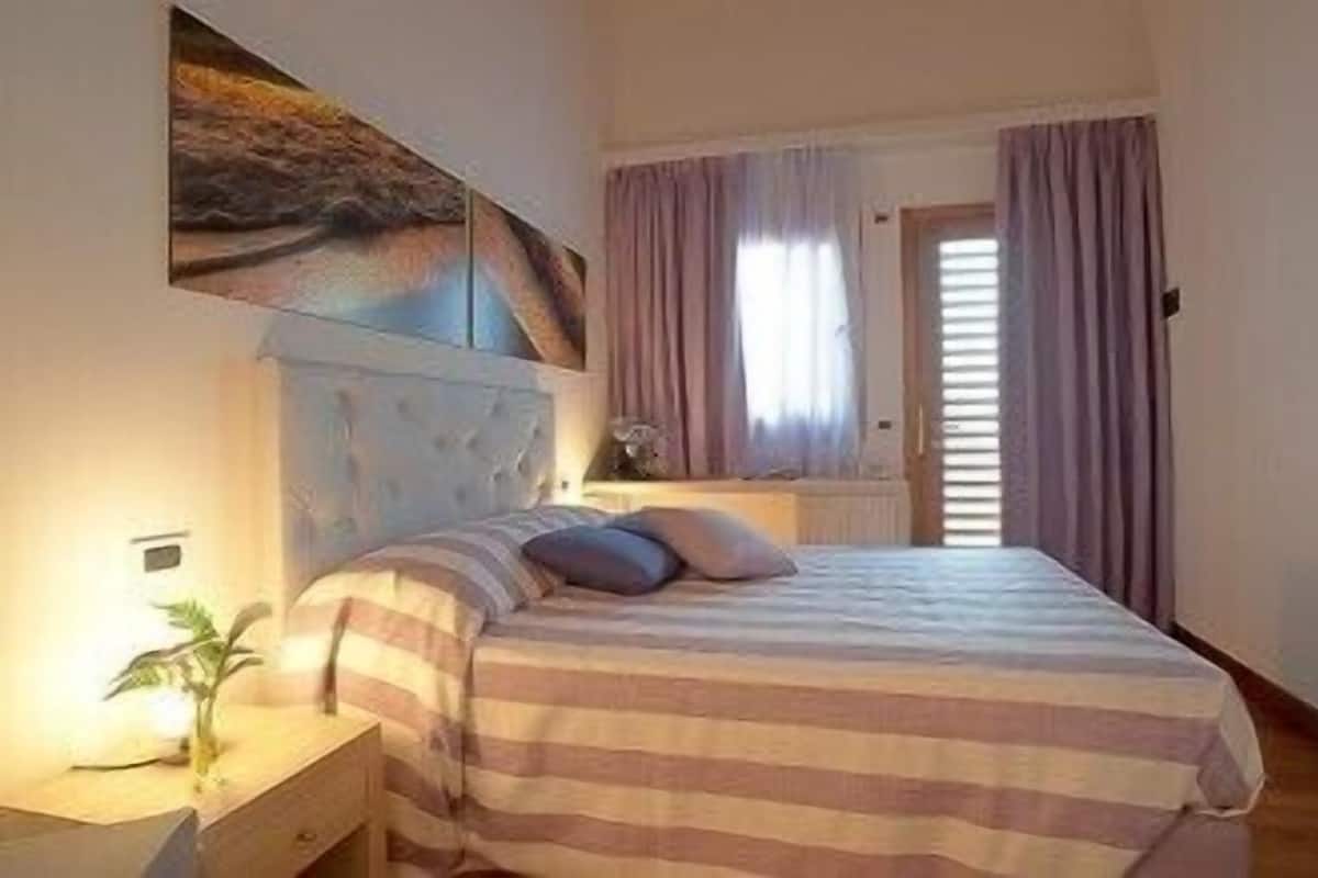 Quarto casal, vista para o mar | Roupas de cama antialérgicas, frigobar, cofres nos quartos, escrivaninha