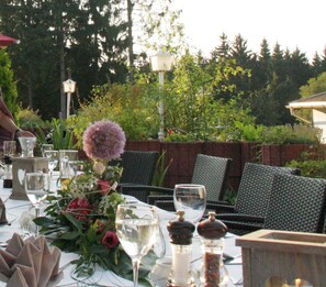 Lunch, dinner served; Regional cuisine, alfresco dining  - Waldhotel Rennsteighöhe (Ilmenau)