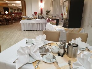 Lunch, dinner served; Regional cuisine, alfresco dining 