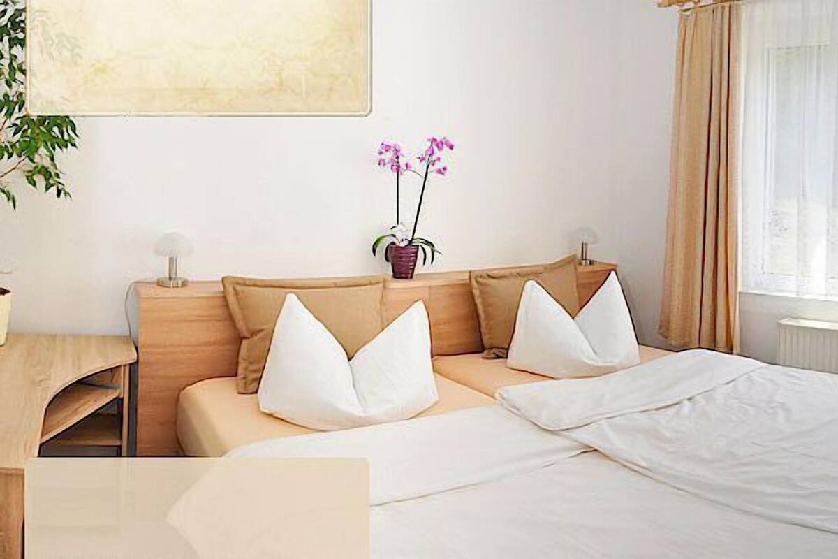 Double Room | Hypo-allergenic bedding, iron/ironing board, free WiFi, bed sheets