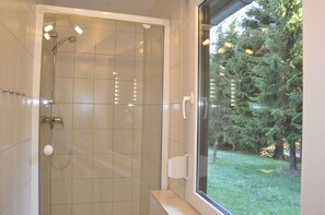 Two Bedroom Bungalow for 3 people | Bathroom | Hair dryer, towels - Waldhotel Rennsteighöhe (Ilmenau)