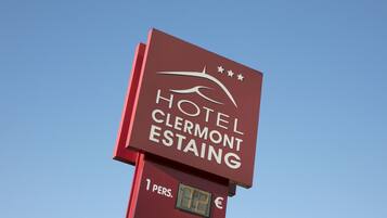 Señal del Hotel Clermont-Estaing con un indicador de precios: 12 euros por persona y 17 euros para 2 personas.