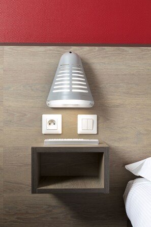 Escritorio, sistema de insonorización y tabla de planchar con plancha 