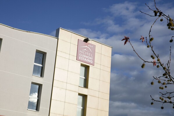 A modern building with a sign for Hotel Clermont-Estaing. - Hôtel Clermont Estaing (Clermont-Ferrand)
