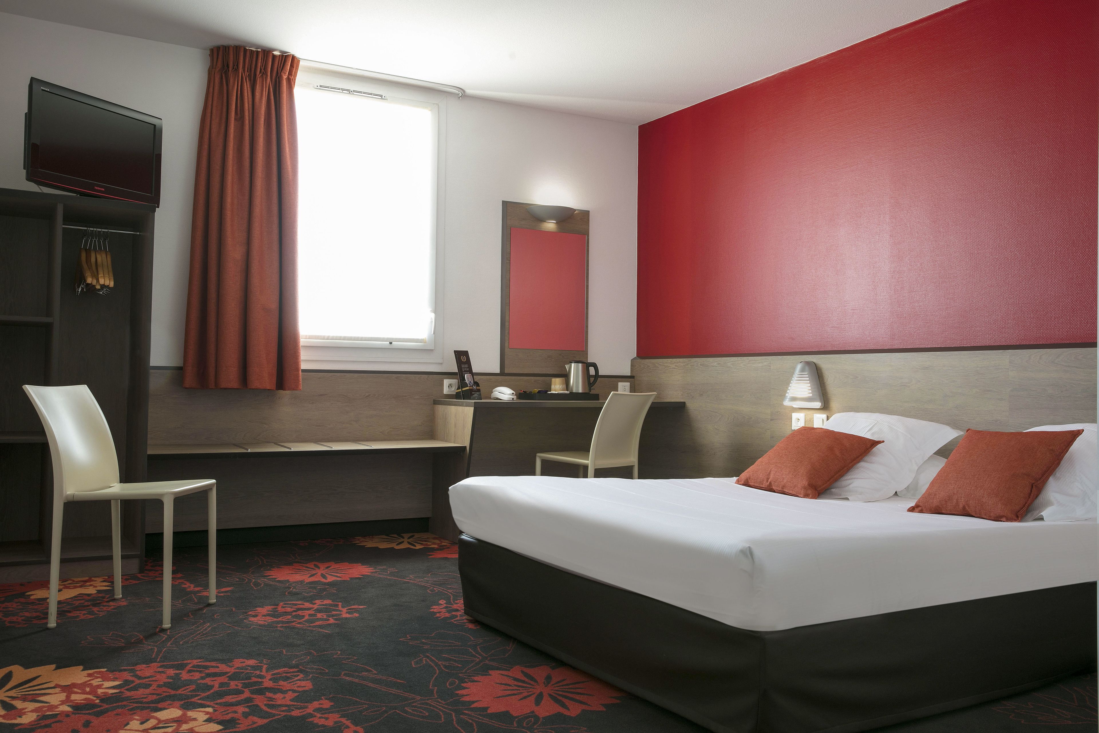 desk, soundproofing, iron/ironing board, free wifi