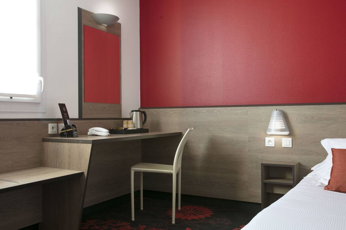 Bureau, chambres insonorisées, fer et planche à repasser, Wi-Fi gratuit