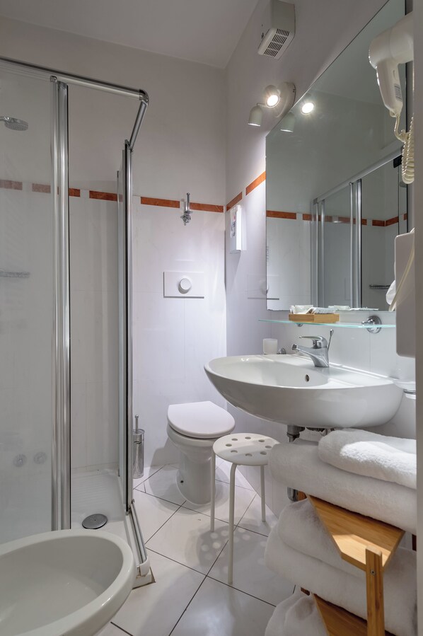 A modern bathroom with a glass-enclosed shower, a white sink, a toilet, and a mirror above the sink. - Abbazia Bed & Breakfast , Mantegna Hotels (Mantua)
